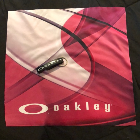 🚨LOW INVENTORY 🆕 Oakley Cloth & Keychain Bundle - Picture 1 of 3
